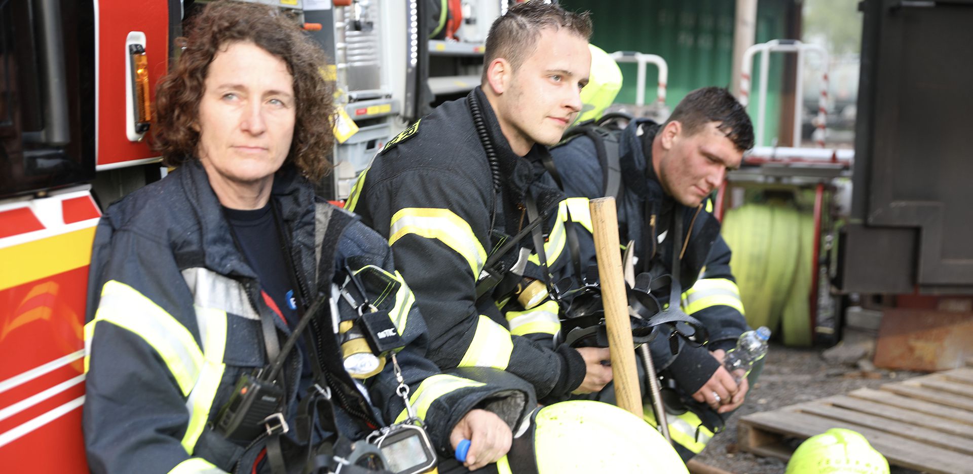 3 Mitarbeiter der Feuerwehr-MG erholen sich nach einem Trainingseinsatz