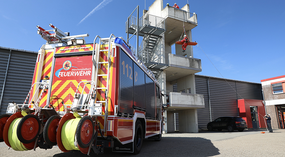 Training der Feuerwehr-MG auf dem Übungsplatz